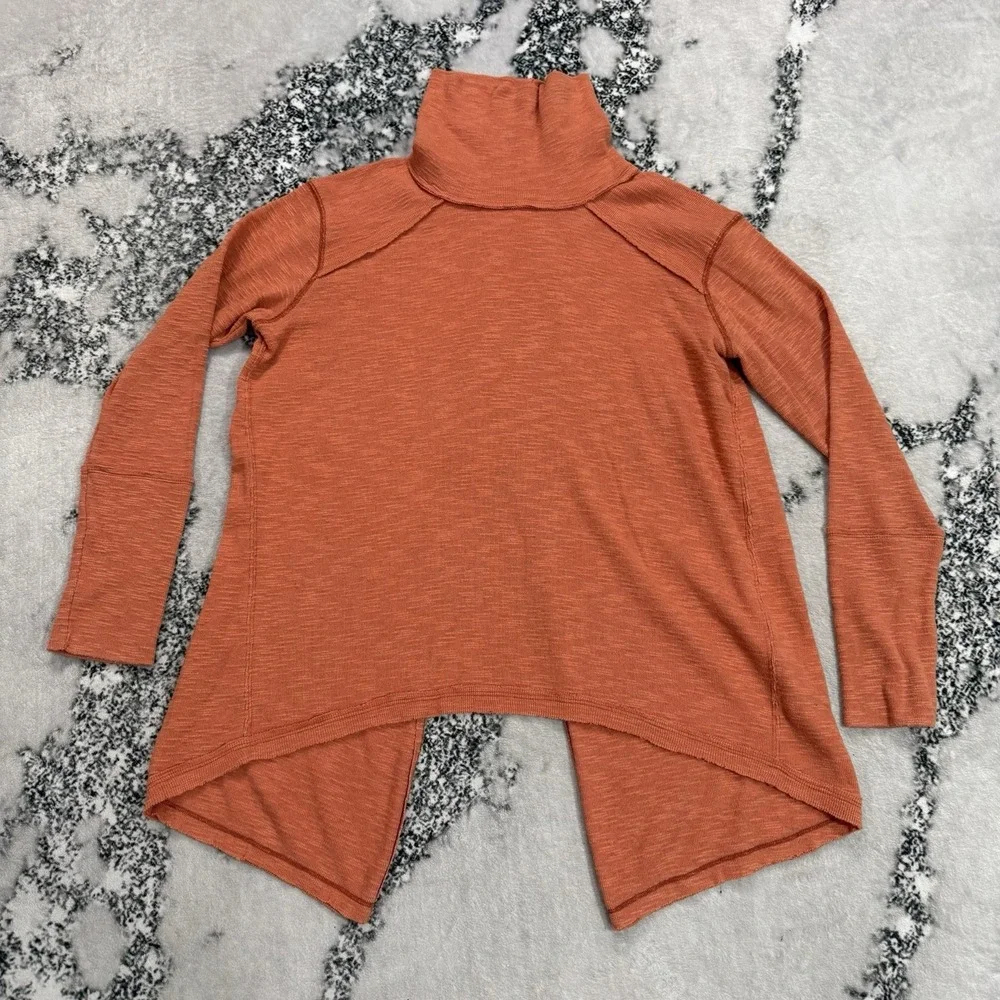 We The Free Free People Womens Sz L Rust Turtleneck Top Long Sleeve High Low Hem